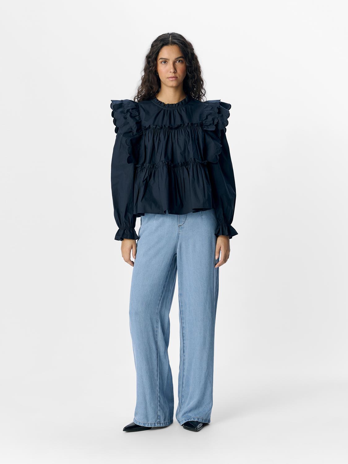 model_shot-front_full